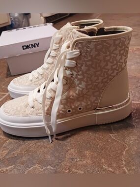 DKNY Women's Bitsy High Top Sneaker 9.5 NIB Color: Hemp/White Retail $149
